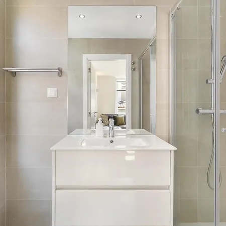 Urban Oasis In Premium Location With Ac Appartement *