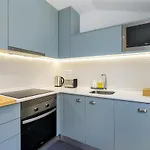 Urban Oasis In Premium Location With Ac Διαμέρισμα